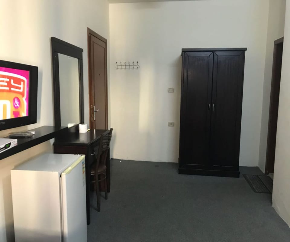 Single Room | Minibar, in-room safe, WiFi (free)