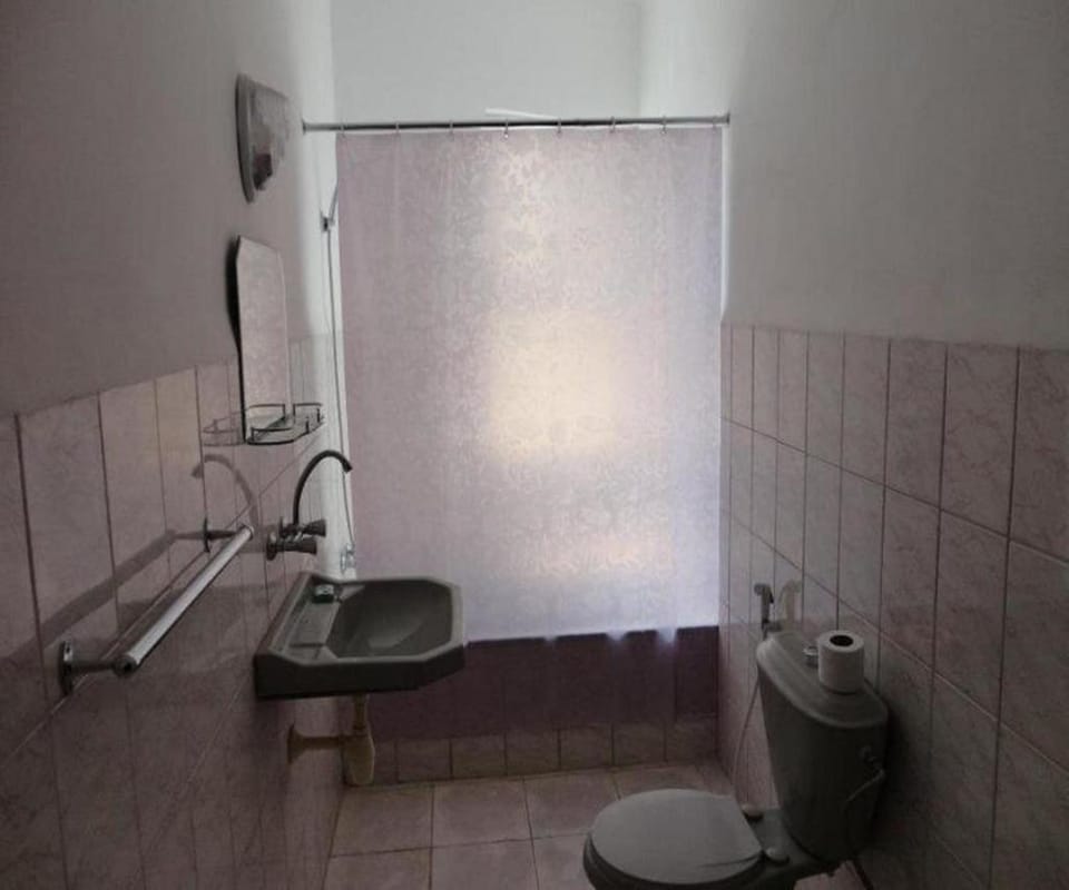 Shower, free toiletries, towels