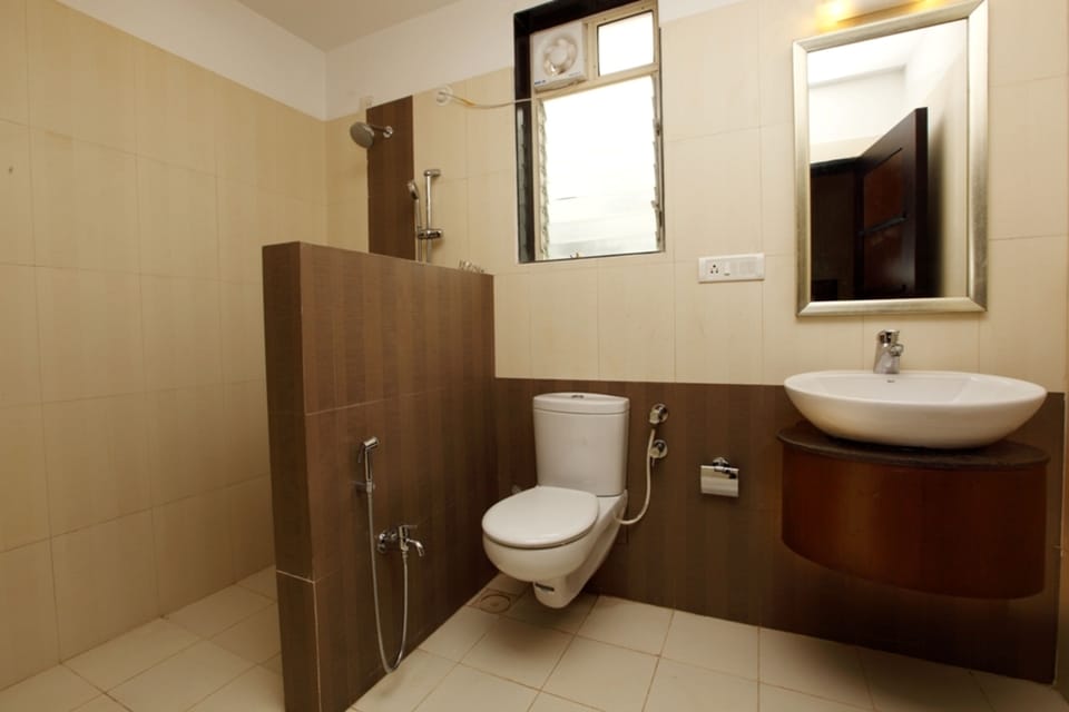 Shower, rainfall showerhead, free toiletries, hair dryer