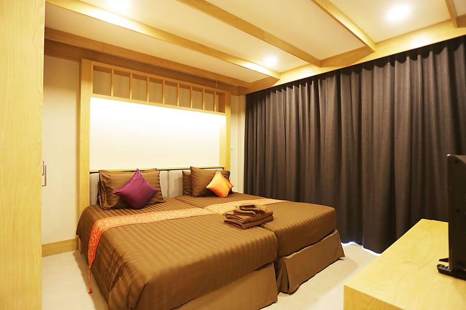 Family Suite Connecting room | In-room safe, laptop workspace, free WiFi, wheelchair access