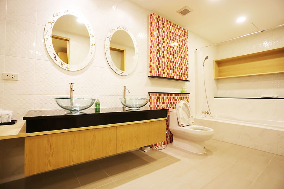 Family Suite Connecting room | Bathroom | Combined shower/tub, towels
