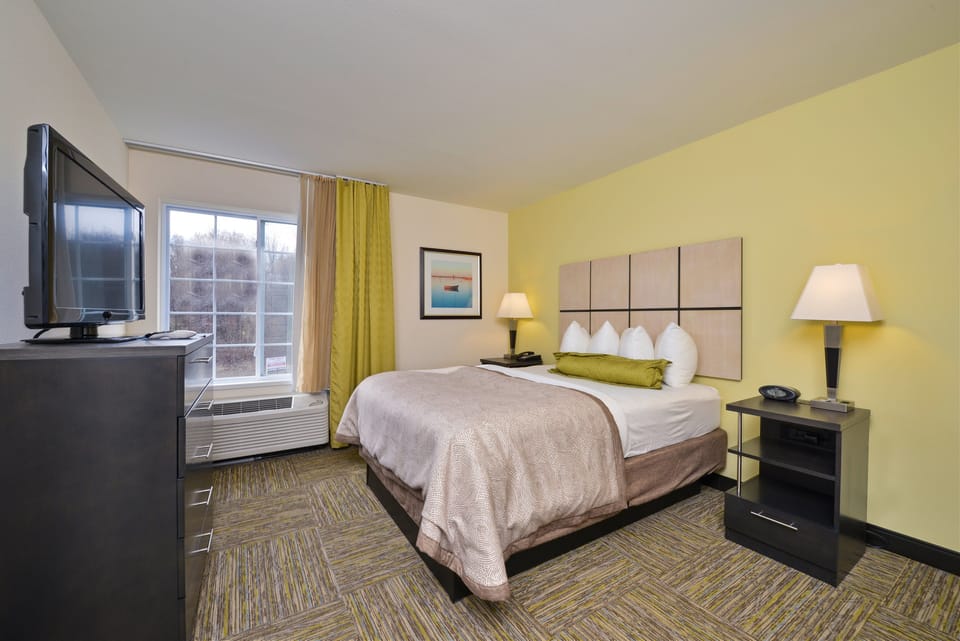 Studio Suite, 1 Queen Bed, Accessible (Mobility, Accessible Tub) | Desk, iron/ironing board, WiFi (free), bed sheets