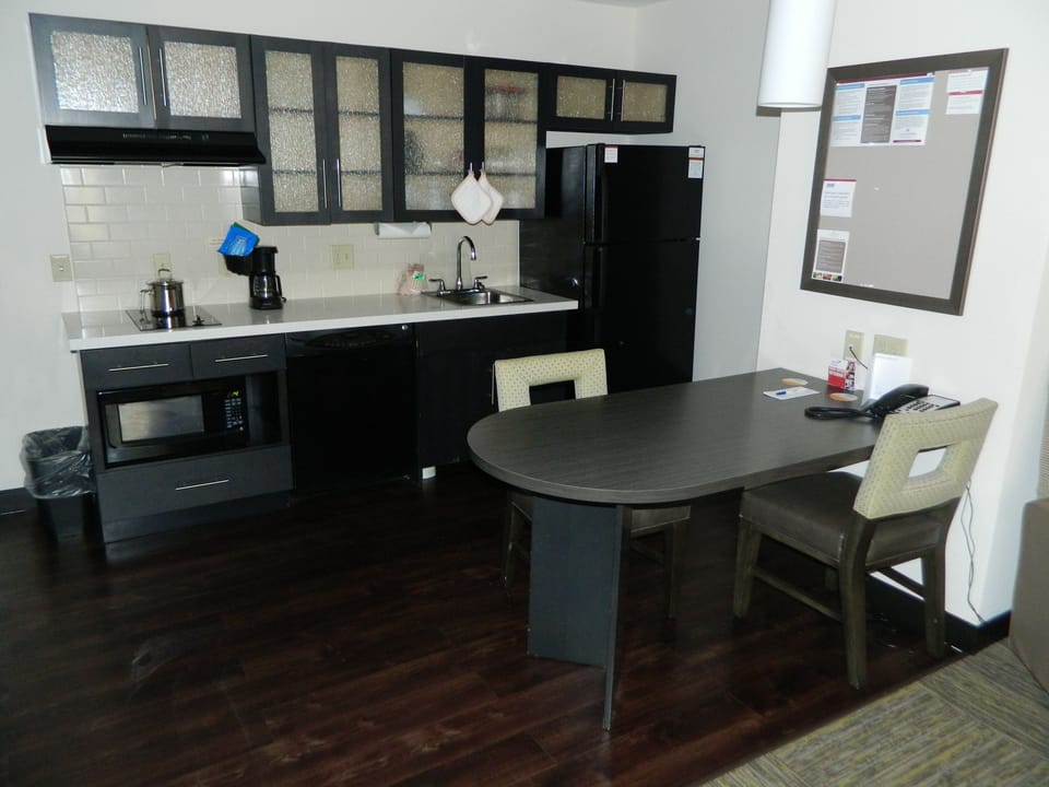 Coffee/tea maker, full-size fridge, microwave, stovetop