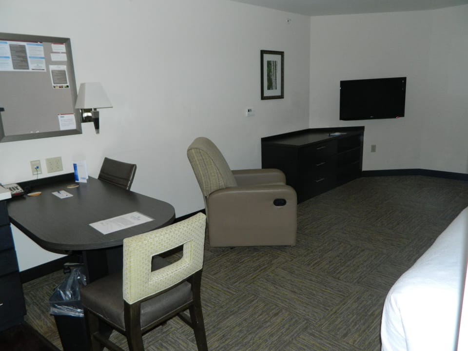 Desk, iron/ironing board, WiFi (free), bed sheets