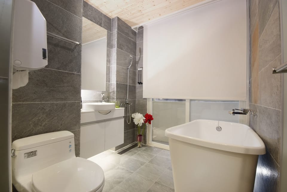 Deluxe Double Room | Bathroom | Hair dryer, slippers