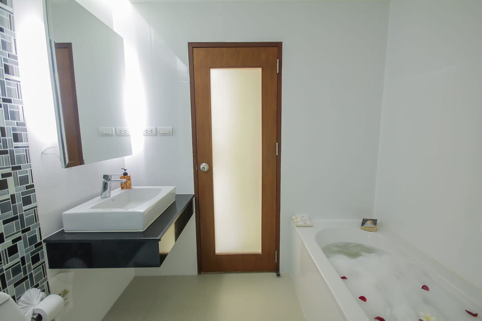 Deluxe Room | Deep soaking bathtub