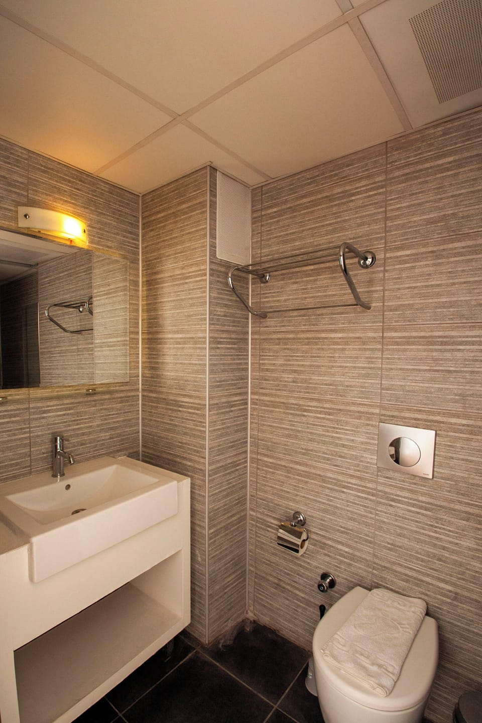 Family Room | Bathroom | Shower, hair dryer