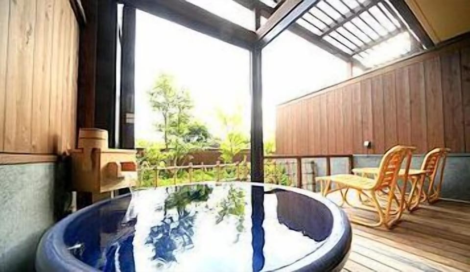 Deep soaking bathtub