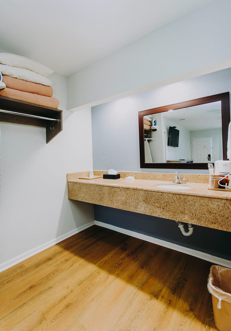 Combined shower/tub, towels