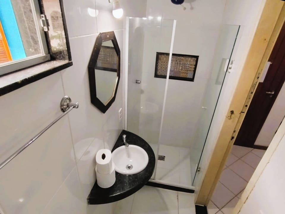 Quarto Sextuplo | Bathroom | Shower, free toiletries, towels, soap