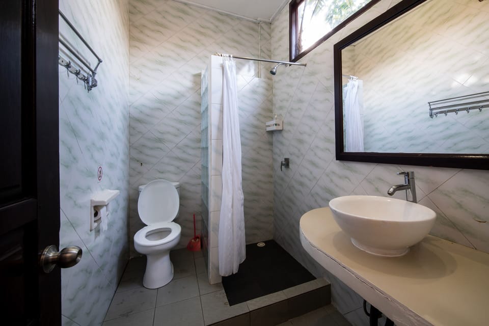Superior Twin Room, 2 Twin Beds | Bathroom | Shower, rainfall showerhead, free toiletries, bidet