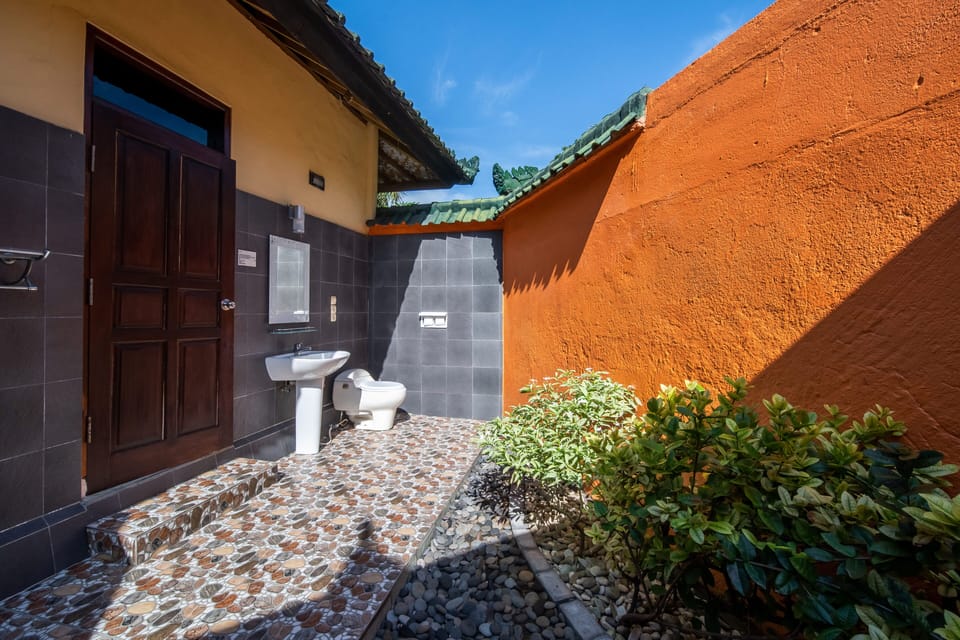 Traditional Bungalow, Garden Area | Bathroom | Shower, rainfall showerhead, free toiletries, bidet