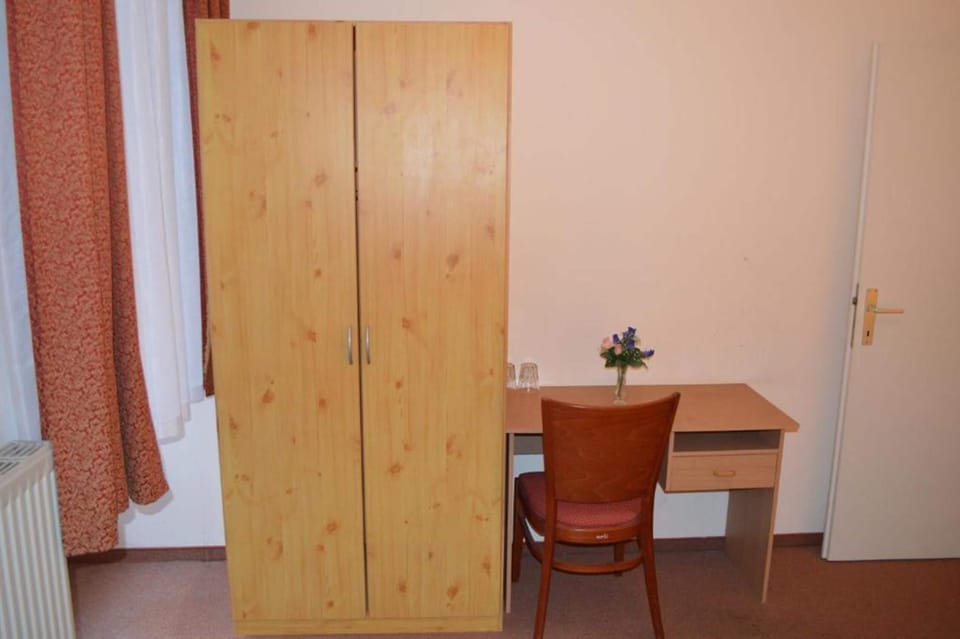 Comfort Einzelzimmer | Iron/ironing board, free WiFi, bed sheets