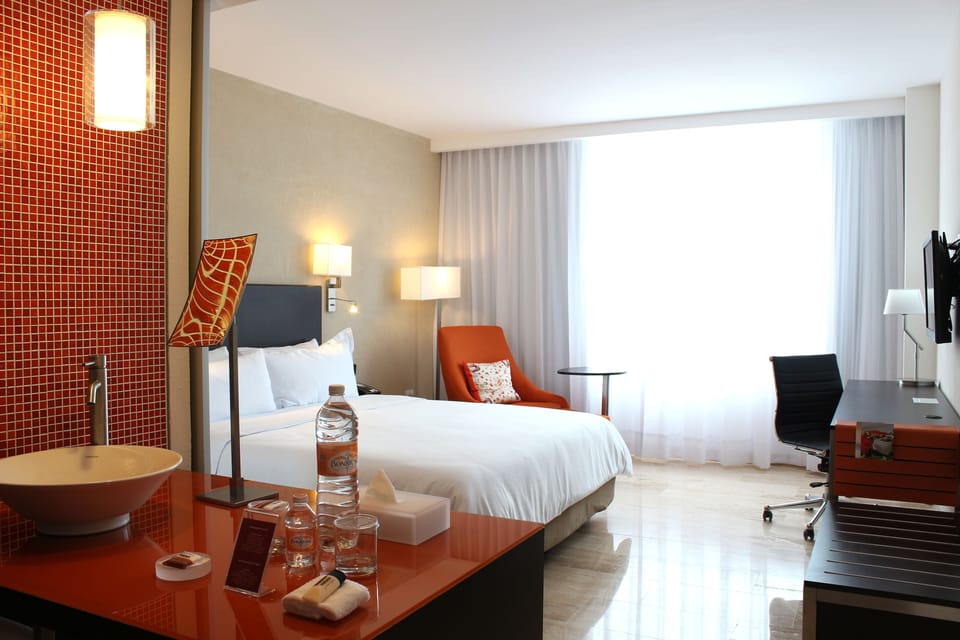 Superior Room, 1 King Bed | In-room safe, desk, laptop workspace, blackout drapes