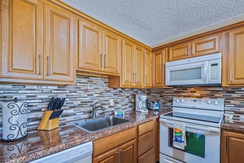 Full kitchen with full-size appliances perfect for your culinary needs.