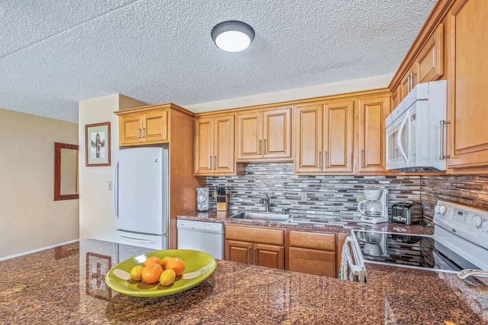 Full spacious kitchen.