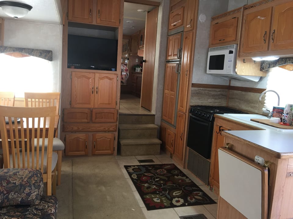 Spacious area for cooking 🍳, dining 🥣, and sitting.