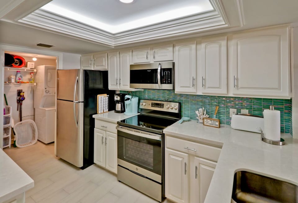 All new stainless steel appliances
Bright, ocean-colored glass backsplash