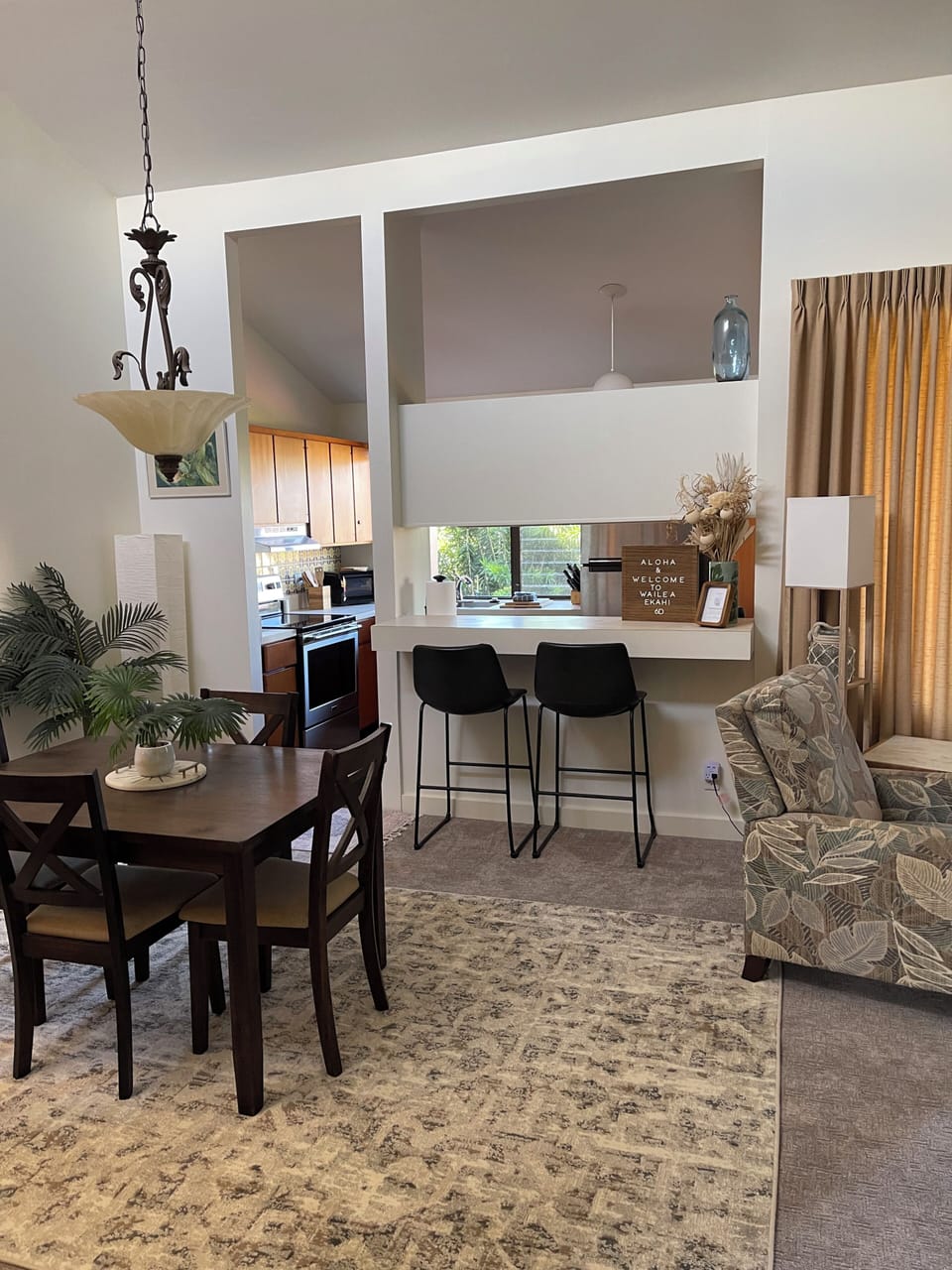 Dining table, bar stool counter, freshly updated new unit carpet.