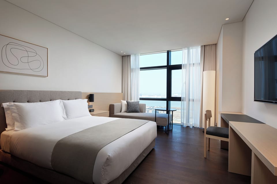 Premium bedding, in-room safe, desk, laptop workspace