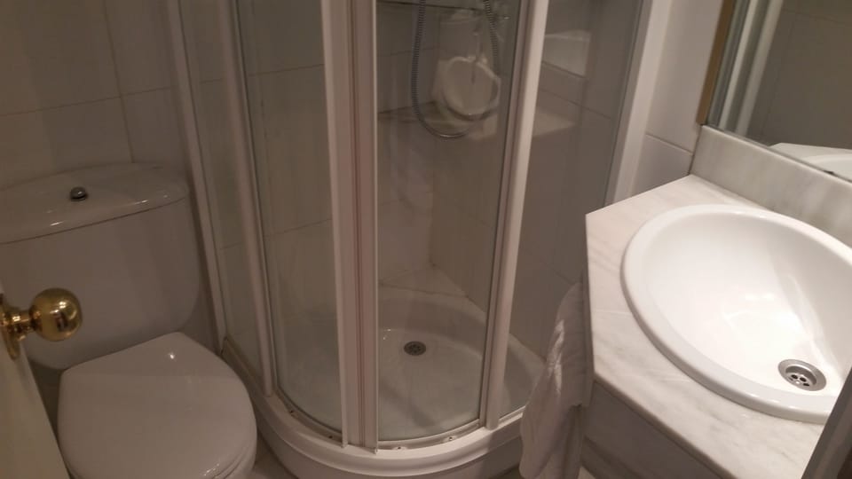 Standard Single Room | Bathroom | Combined shower/tub, free toiletries, hair dryer, towels