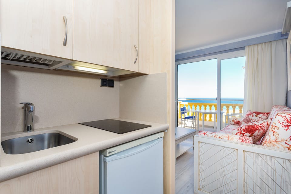 Private kitchen | Microwave