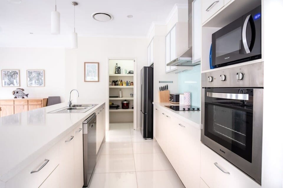 Fully equipped modern kitchen.