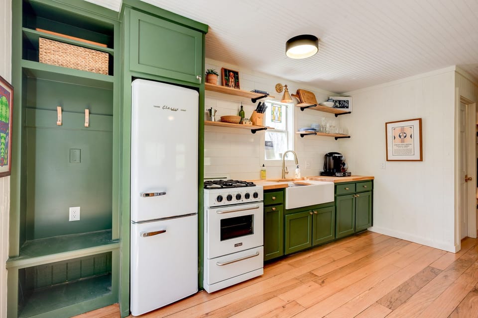 Mudroom and Full Kitchen! 