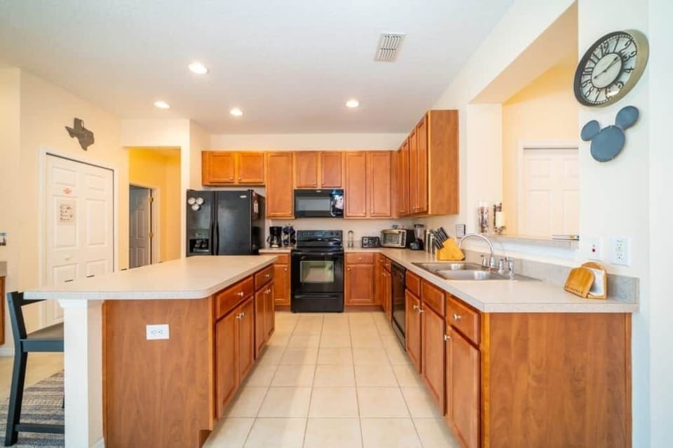 Fully equipped kitchen, all modern appliances