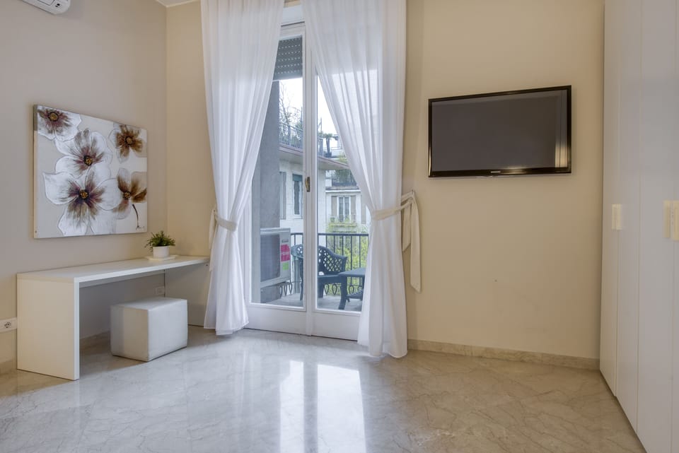 Suite Donizetti ( Via Fatebenefratelli 15 ) | Premium bedding, minibar, in-room safe, desk