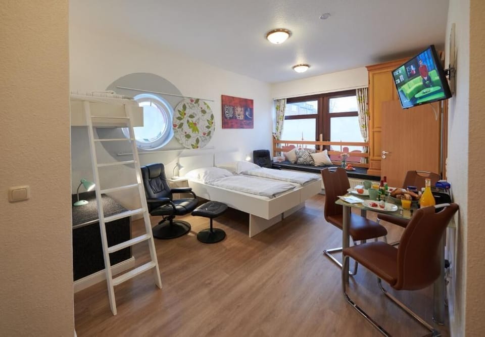 Deluxe Apartment | 3 bedrooms, desk, laptop workspace, soundproofing
