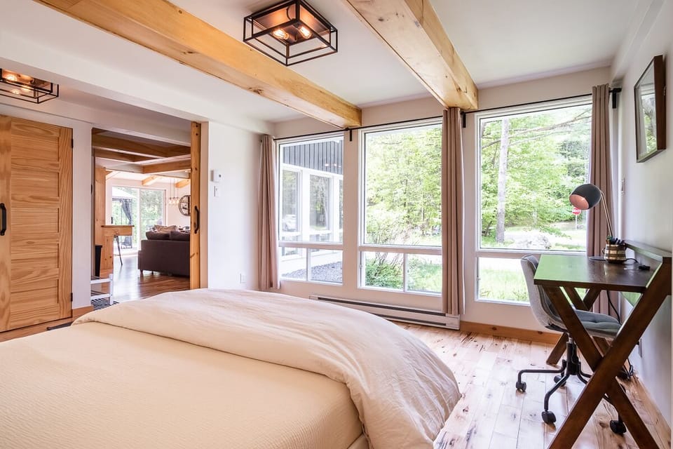 Chalet Scandinave downstairs bedroom with queen bed (1)