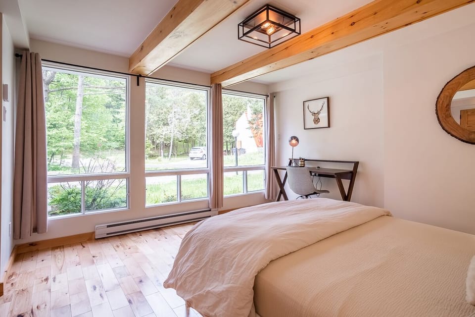 Chalet Scandinave downstairs bedroom with queen bed (2)