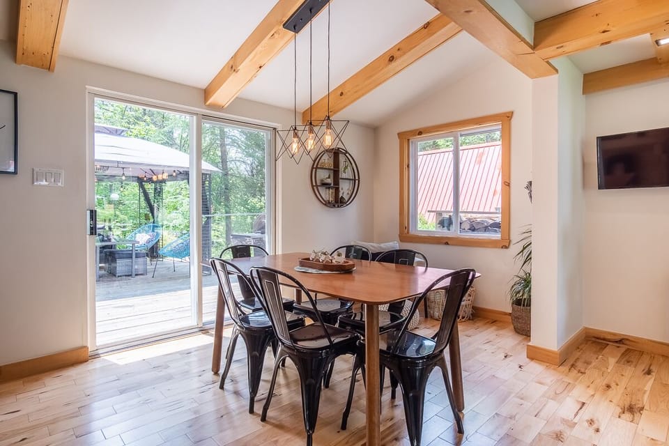 Chalet Scandinavian dining room