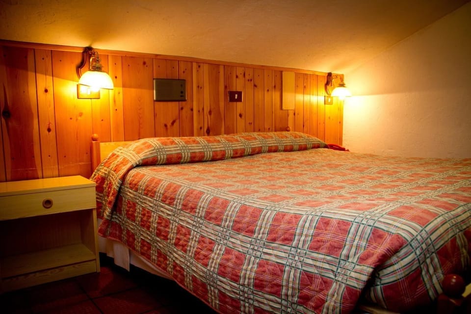 Individually furnished, desk, free WiFi, bed sheets