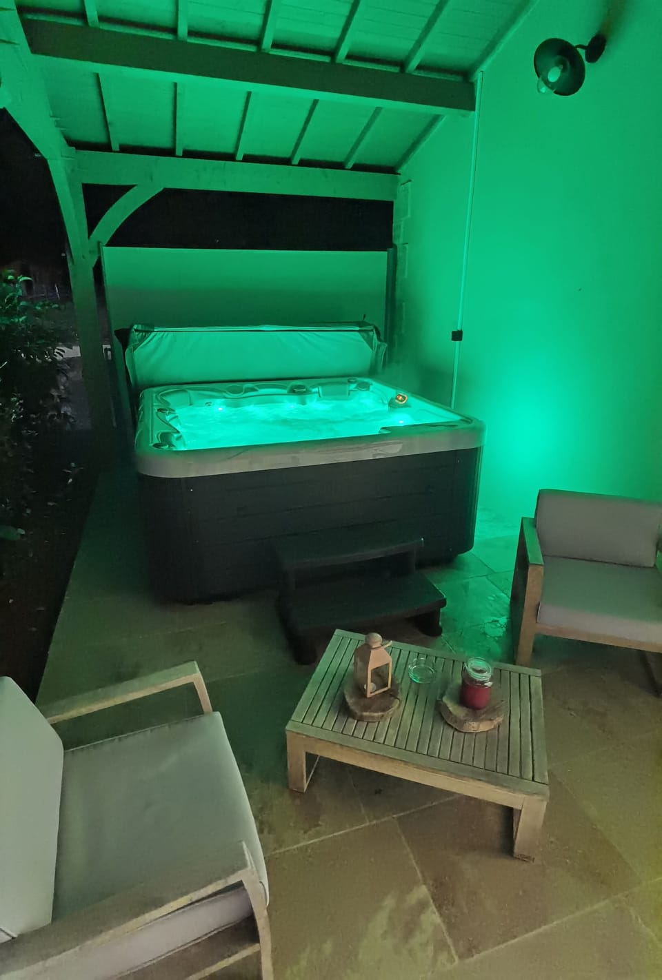 Outdoor spa tub