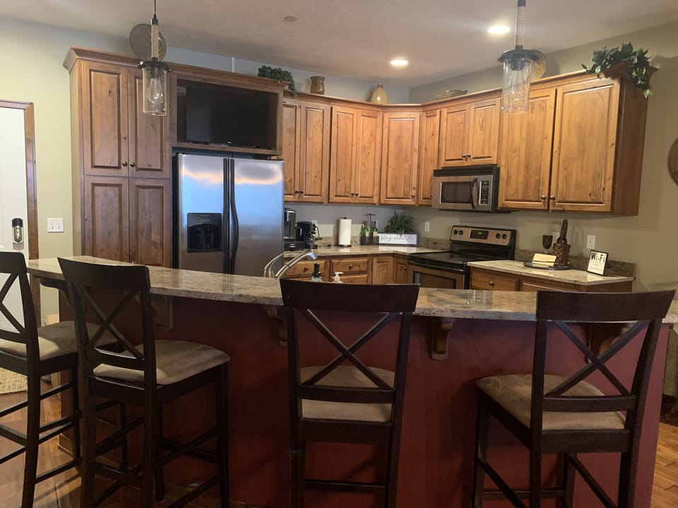 Fully stocked kitchen with lots of extras (InstaPot, Air fryer, popcorn popper)