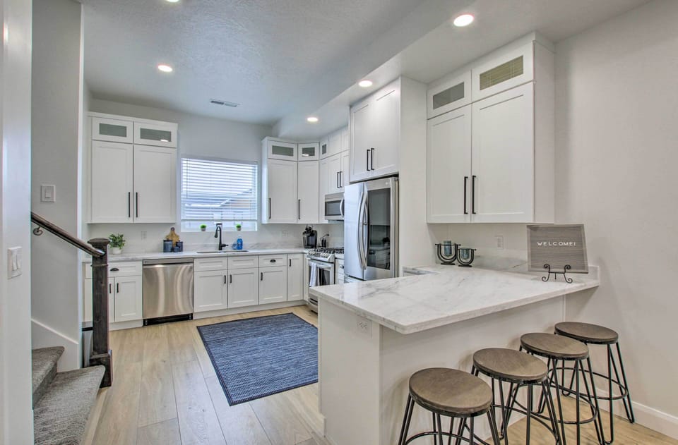 Fully Equipped Kitchen | Dishware & Flatware