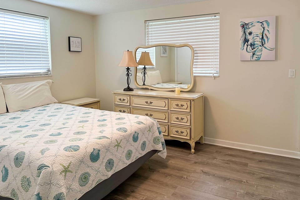 Bedroom 2 | Queen Bed