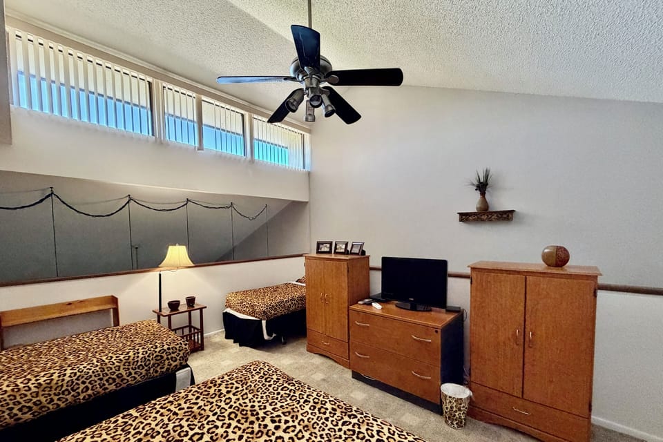 Bedroom 2 (open loft)