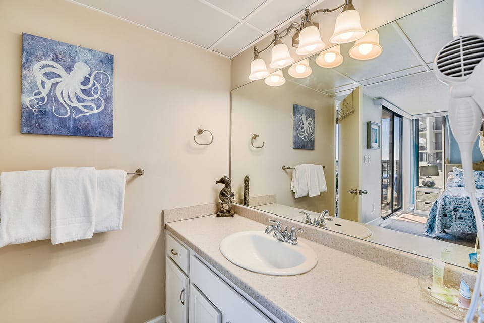 Primary Bathroom with Tub/Shower Combo