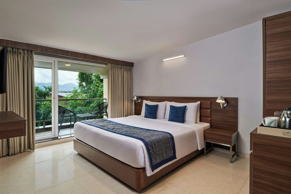 Suite, 1 King Bed, Balcony (No View) | Minibar, in-room safe, desk, iron/ironing board