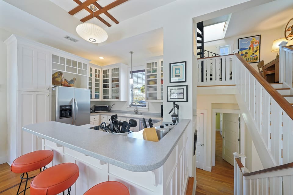 KITCHEN WITH BARTOP SEATING FOR THREE