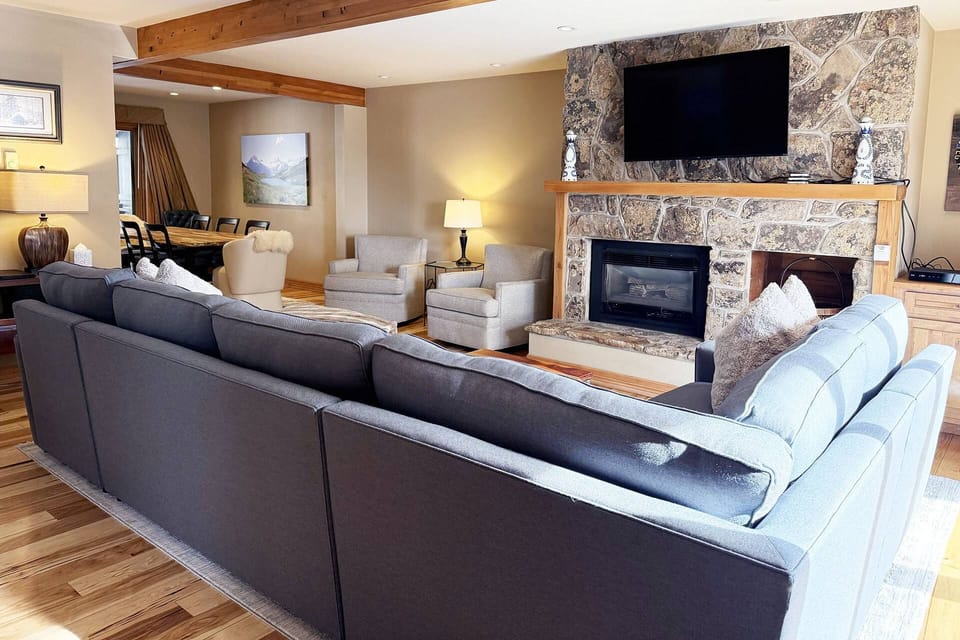 Deep cushions and soft throws: your front-row seat to total relaxation.