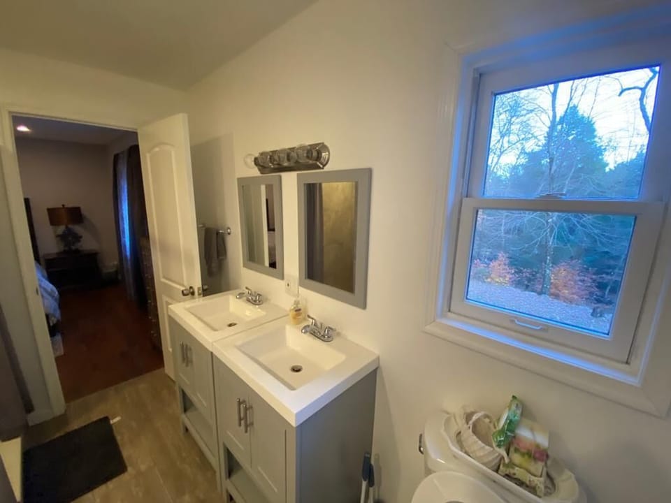 Jack and Jill sinks at the master bathroom 