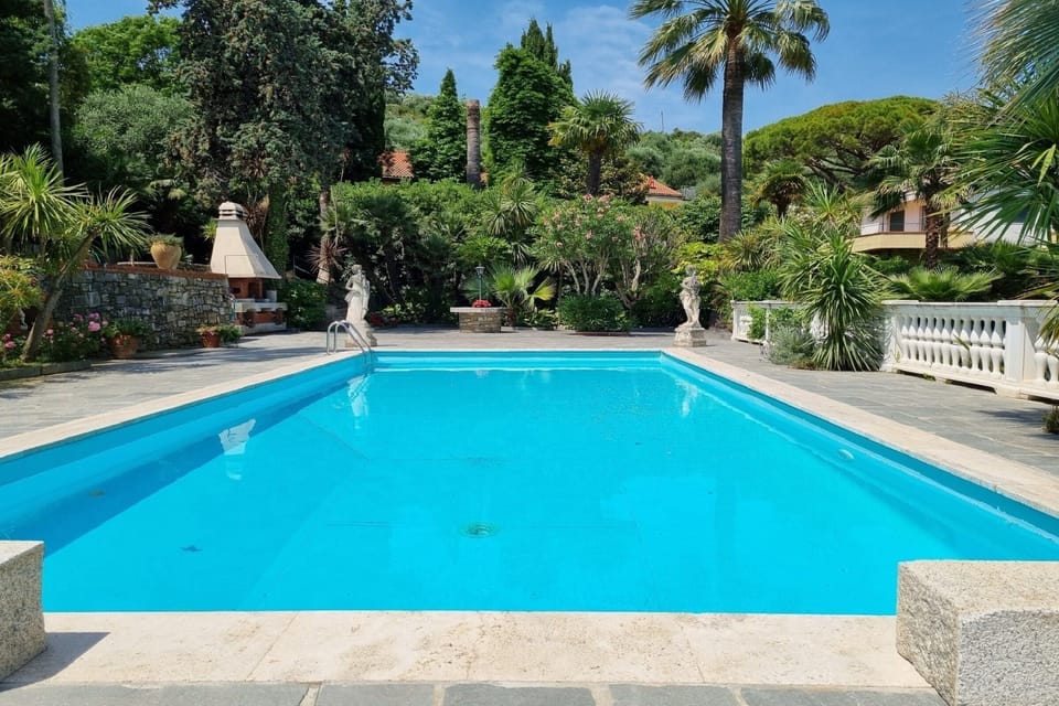 Seasonal outdoor pool, sun loungers