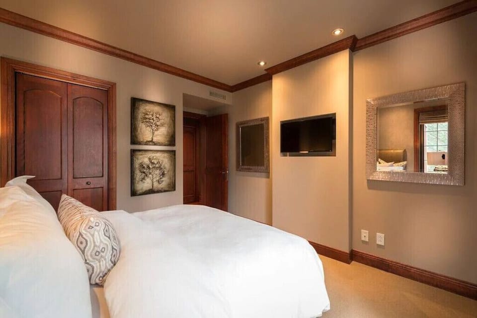 Bondurant 95-8 / COZY and LUXURIOUS 3 bedroom