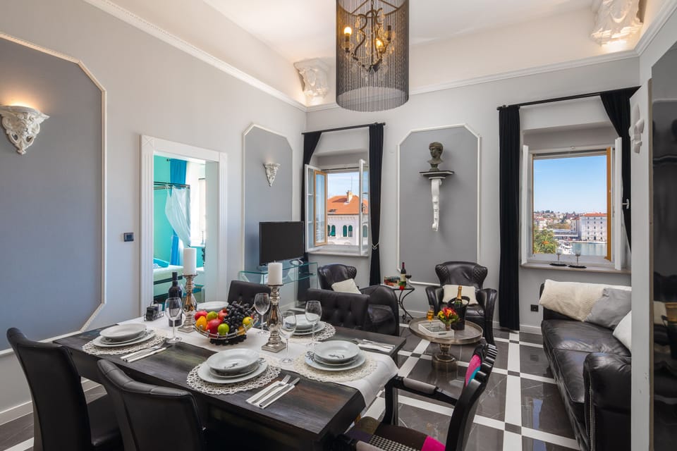 Panoramic Apartment | In-room dining