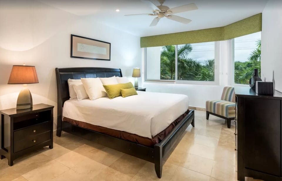 Guest Bedroom 2 with jungle view
