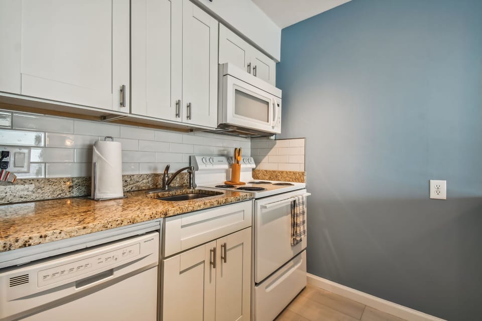 Counter & Cabinets